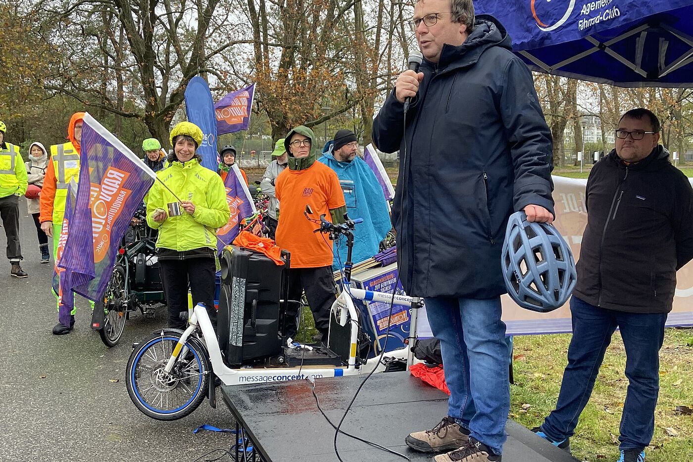 NRW-Verkehrsminister Oliver Krischer am Mikrophone