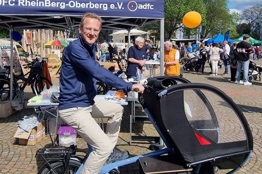 MdB Mike Aussendorf testet das Rad