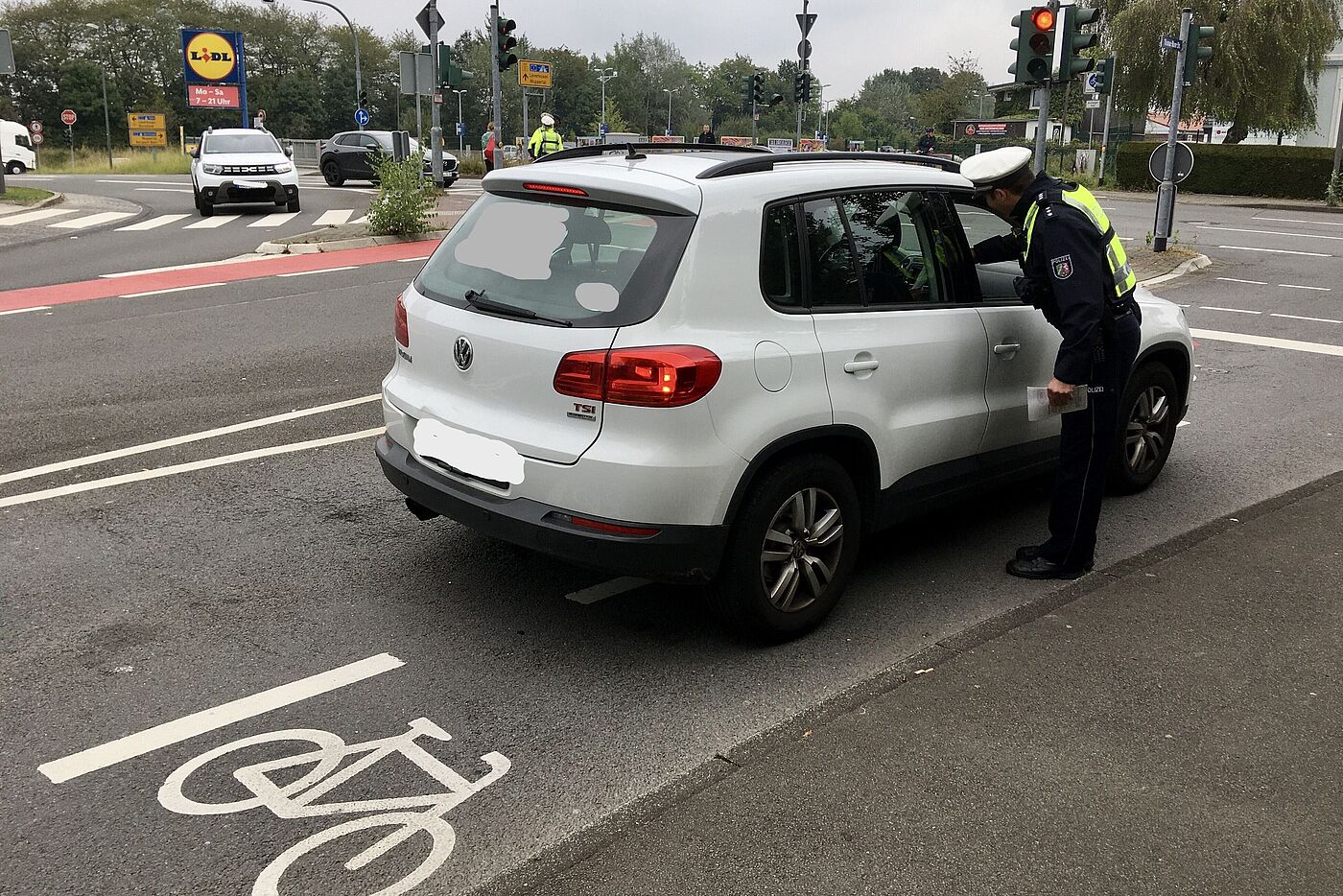 Bild 1: PHK Heiko Mann, Bezirksdienst Wermelskirchen, informiert Autofahrer und überreicht Info-Flyer 